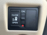 片側電動スライドドアが装備されています!荷物で手が塞がるなど簡単にドアの開閉が出来ます!何より力いらずで開閉OK!電動機能はOFFにもできますから元気なお子様の駆け出しも安心!