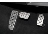 スポーティなデザインのアルミパッドブレーキペダルです。