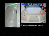 ギアを『R』に入れた後、カメラボタンを押すと、運転席から見えない左側面をナビ画面にうつしてくれるので、幅寄せや縦列駐車がし易くなります。