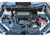 SUBARUの水平対向エンジン、回転バランスに優れているほかエンジン全高が低く、軽量・コンパクトな特性により、車体の低重心化にも貢献します。