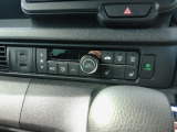 オートエアコン装備。温度設定をしておけば風量・吹出し口を自動で調整してくれるので車内はいつも快適です。