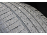 タイヤの残り溝の状態の写真、当店での実測で4mmほどの残り溝で