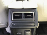 後部座席にもエアコン吹き出し口がしっかり装備されています。