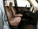 運転席はほどよくホールド感のある形状をしておりますので、運転がしやすいです。