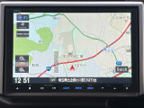 ダッシュボードに自然に溶け込むようにデザインされた純正メモリーナビゲーション。
