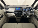 室内が明るく、運転がしやすいナチュラルベージュ内装となっております。