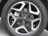 純正18インチアルミホイール。 タイヤサイズは225/55R18。 納車時に新品タイヤ4本を交換致します。