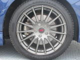 ディーラーオプションの18インチSTIアルミホイール。 タイヤサイズは225/45R18。