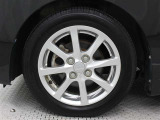 純正アルミホイールは精度が高く、走行の安定性が優れています。タイヤサイズ155/65R14