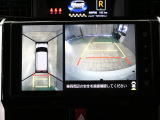 【パノラマモニター】車両の前後,左右4つのカメラで映した周囲の映像をナビゲーション画面に表示します♪停めにくい駐車場や狭い道路でもドライバーの死角を減らすことで運転をサポート!
