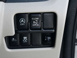 運転席の右側にはアイドリングストップ、オートスライドドア、VDCの操作スイッチが有ります。
