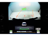 後方の視認性を高めるリアビューカメラを搭載。ガイドラインはステアリングの動きと連動しますのでよりスムーズな車庫入れが行えます。