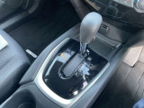 手に馴染みやすく、操作感が良いシフトレバーです。きれいな状態です。