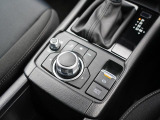 マツダコネクトを操作するコマンダーコントロールです。運転中に自然と手の触れる位置に配置されています。