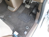 【フロントのフロアマット】前席は純正フロアマット付きです。大きな汚れもなく、使用感も少なめで綺麗な状態です。