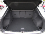 奥行きがあり容量十分なトランクスペースは後席を倒してトランクスルーも可能です