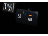 電動パーキングブレーキを採用。指で軽く引き上げればパーキングブレーキが掛かり、押すと解除ができます。信号待ちで便利なオートブレーキホールドも装備。