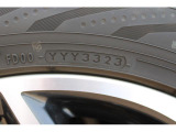 タイヤの製造された週・年の表記、2023年の夏ころに製造されたタイヤのようです、比較的あたらイメのタイヤです