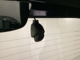 後方にもドライブレコーダーのカメラが付いています。前後両方でお車の周りを監視・記録いたします。