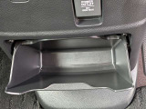 足元には便利なセンターロアボックスを設置。車内を整理しやすく、使い勝手の良さが魅力です。