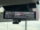 スマート・ルームミラーは、車両後方のカメラ映像をミラー面に映し出すので、同乗者や荷室の車内状況に影響されず後方視界が得られます。