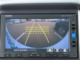 【バックモニター】後ろのカメラの映像がモニターに映し出されるので、後方の見えない死角や、障害物との距離感などもしっかり安全確認することができます。
