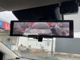 スマート・ルームミラーは、車両後方のカメラ映像をミラー面に映し出すので、同乗者や荷室の車内状況に影響されず後方視界が得られます。