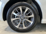 アルミホイール付!鉄ホイールと違って軽いので燃費にも影響してきます。ガソリンの高騰に少しは貢献します!デザインもさり気なく、スタイリッシュな感じとなっています。