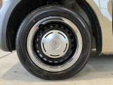 スチールホイールのスタイリッシュなホイールカバーがついています!