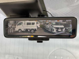 【インテリジェントルームミラー】です。車両後方のカメラ映像がミラー(液晶画面)に写るので、後席の人や荷物が写りこみません。夜間や悪天候でも視界が良好です♪