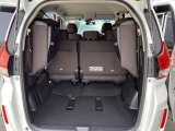 フリードの3列目を両側とも跳ね上げるとこんなにも大きなラゲッジスペースが出来るんですよ(*^_^*)