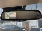 バックミラーにアラウンドビューモニター画像を映すことが出来ます。