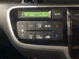 セレクトレバーの左側にプラズマクラスター付き・オートエアコンがついてますので、簡単操作で快適に過ごせます。リア熱線のスイッチの中に、雪道に対応したサイドミラーヒーターも入っています。