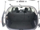 ラゲッジスペースです!後席を倒せばさらに容量が広がりますよ!コンパクトカーながら、広い荷室容量を確保しています!