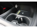 ドリンクホルダーや携帯を置くと充電ができるワイヤレス充電器もあって便利です!