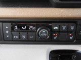 オートエアコンを標準装備。温度設定をしておけば風量・吹出し口を自動で調整してくれます。2段階の温度調整ができる運転席・助手席シートヒーターも装備しているので、冬場のドライブも快適です。