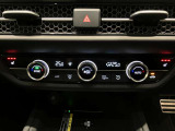 フルオートエアコンディショナーとなっております。運転席と助手席でそれぞれで温度設定ができますので、快適にドライブをすることができます。