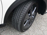 純正アルミホイールです。スチールホイールよりも軽いので燃費も向上します。タイヤの残り溝は御来店時にご確認下さい。