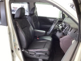 フロント広々、ベンチシートの運転席は、ハイトアジャスターが付いているので、快適にドライブができます。ハンドルはチルトステアリングで、ハンドル位置を上下に調節できます。