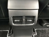 後部座席にもエアコン吹き出し口がしっかり装備されています。