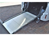 スロープは電動で設置・収納ができます。