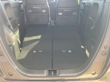 リアシ-トを使用しないときは、座席を倒せばさらに広々ラゲッジスぺ-スの出来上がりです。たくさんの荷物が積みこみ可能です!