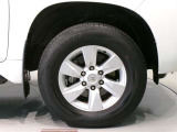 純正のアルミホイール装着車です。タイヤサイズは265/65R17です。
