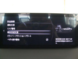 こちらのお車には先進安全装備が多数搭載されています。衝突被害を回避あるいは軽減するためのブレーキや、後方死角からの接近警報、車線逸脱を防止する警報装置など、詳しくはスタッフまでお尋ねください。