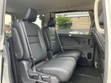 [後列シート]広々とした後部座席です!大きくシートを動かせますし、ゆったりくつろげますね☆