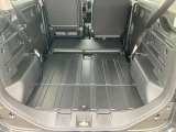 リヤシートを倒すとフルフラットになります。人・荷物に合わせて自由にシートアレンジが出来ます。カンタン操作なのでラクラクアレンジ可能。