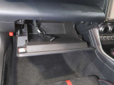 助手席側ダッシュボードの収納です。車検証以外にも様々な収納が可能となります。