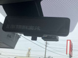 大好評「インテリジェントルームミラー」!車両後方のカメラ映像がミラーに映るので、乗員や荷物が多くても安心♪夜間や悪天候の日でもクリアな映像で視界良好です◎