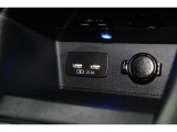 小物の収納に便利なセンタートレイには携帯等のデバイスの充電可能なUSB出力電源付です。