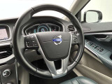 オートクルーズ・ステアリングアシスト・オーディオの調整もステアリングで操作が可能です。手にしっかり馴染むボルボのステアリング。高級感がありながら、とても運転しやすいのが特長です